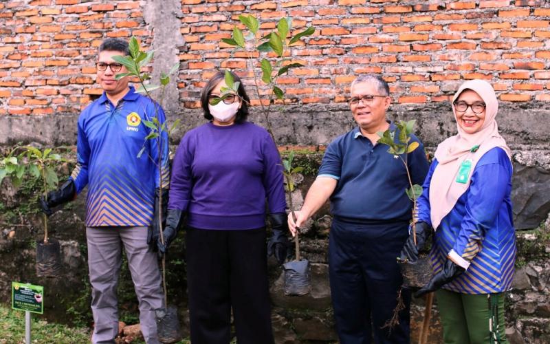 Tanam 1000 Pohon, UPNVJ Teguhkan Komitmen Lingkungan lewat Program Diktisaintek BERDAMPAK