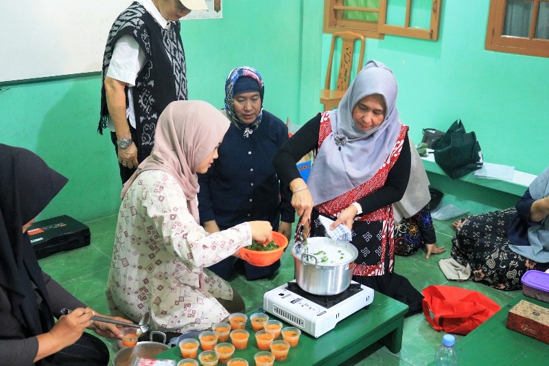 Cegah Stunting dari Akar Rumput, FK UPNVJ Latih Warga Pangkalan Jati Olah Bubur Ayam Kelor Bergizi