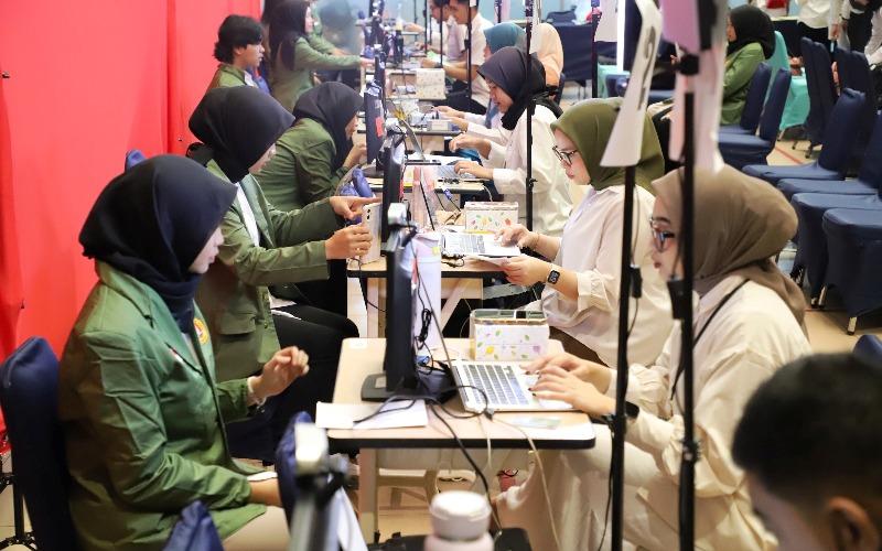 Menyambut Mahasiswa Baru, UPNVJ Gelar Verifikasi Data dan Distribusi Perlengkapan PKKMB 2025