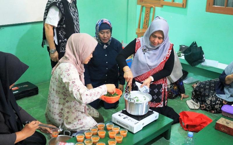 Cegah Stunting dari Akar Rumput, FK UPNVJ Latih Warga Pangkalan Jati Olah Bubur Ayam Kelor Bergizi