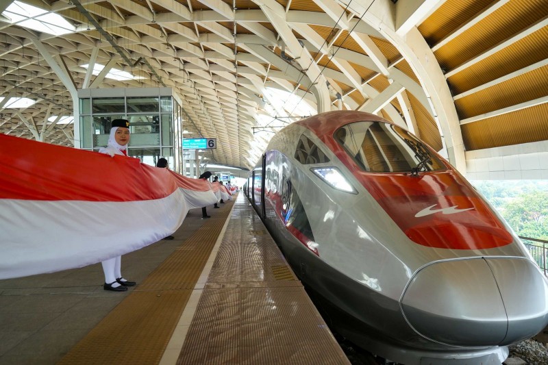 Bendera Merah Putih 208 Meter Berkibar Sepanjang Rangkaian Whoosh