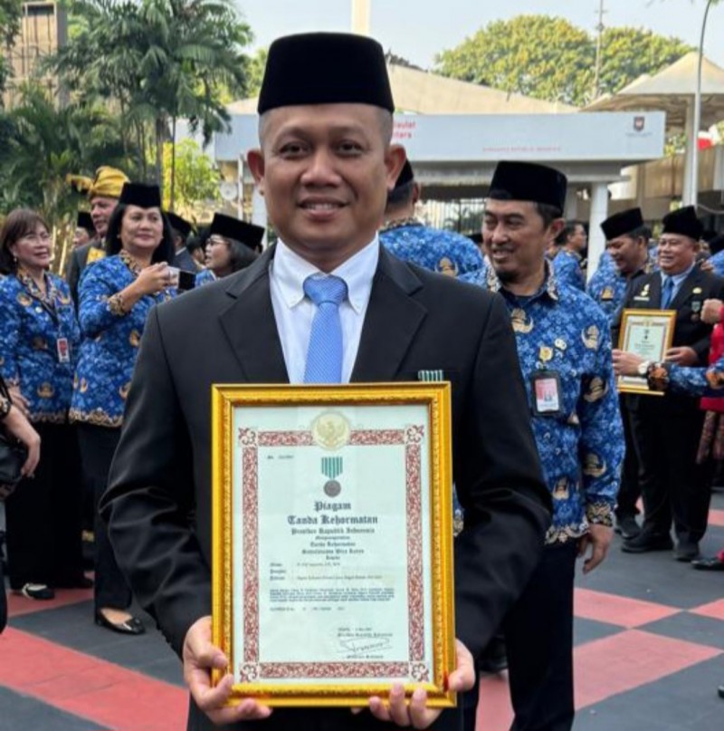 Kado Hari Kemerdekaan, Arif Sugiyanto Bupati Kebumen Raih Satyalencana Wira Karya dari Presiden