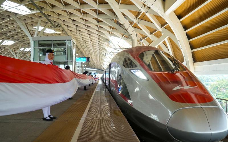 Bendera Merah Putih 208 Meter Berkibar Sepanjang Rangkaian Whoosh