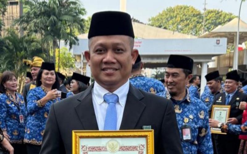 Arif Sugiyanto Terima Satyalencana Wira Karya, Bukti Prestasi Kebumen di Pentas Nasional
