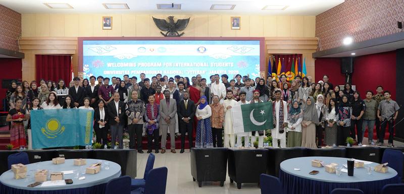 Rektor UPNVJ Sambut Mahasiswa Internasional lewat Welcoming Program 2025