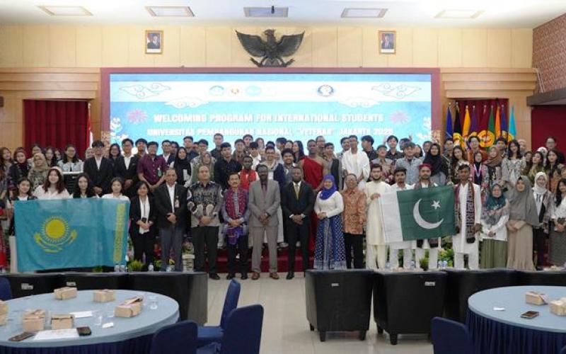 Rektor UPNVJ Sambut Mahasiswa Internasional lewat Welcoming Program 2025