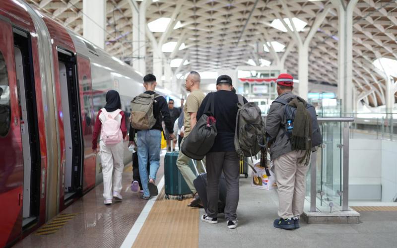 Whoosh Antar Rombongan Kepala Daerah ke Retret Nasional di Jatinangor