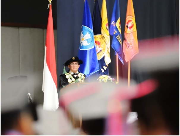 Rektor UPNVJ Tekankan Kompetensi dan Karakter Lulusan untuk Wujudkan Indonesia Emas 2045 pada Wisuda ke-75