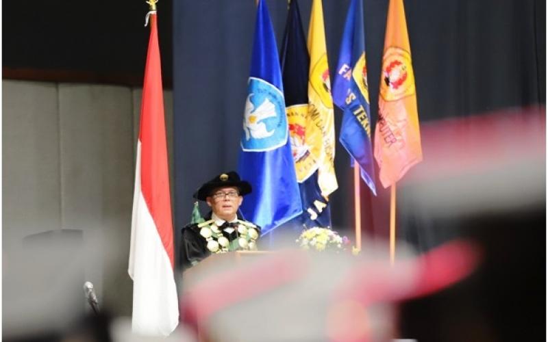 Rektor UPNVJ Tekankan Kompetensi dan Karakter Lulusan untuk Wujudkan Indonesia Emas 2045 pada Wisuda ke-75