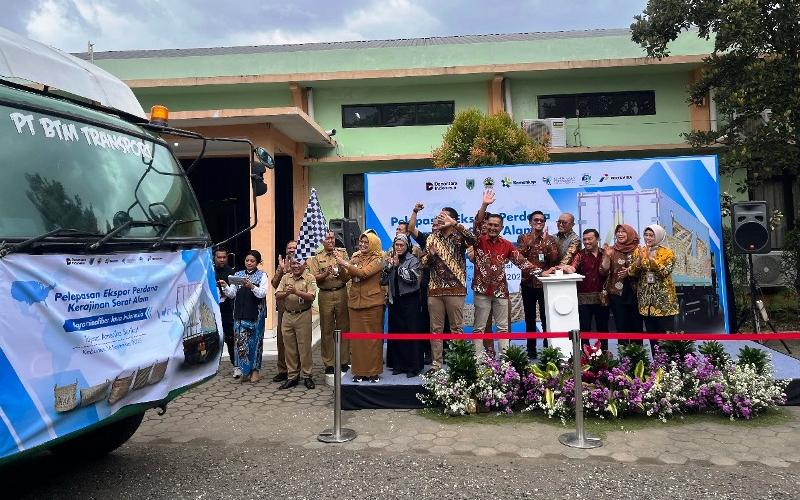 Kemendag Lepas Ekspor Perdana Kerajinan Serat Alam UMKM Kebumen ke Amerika Serikat