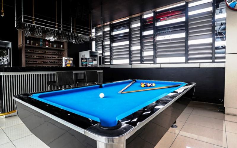Staycation Makin Seru, Vasaka Hotel Jakarta Hadirkan Sensasi Bermain Biliar di 7th Sky Lounge