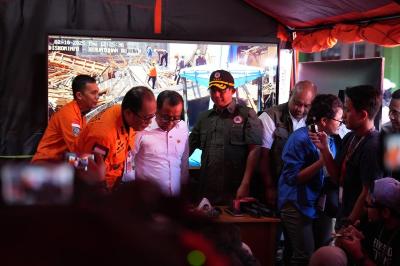 Menko PMK Tinjau Runtuhnya Musholla Ponpes Sidoarjo, Tegaskan Evakuasi Dilakukan dengan Penuh Kehati-hatian