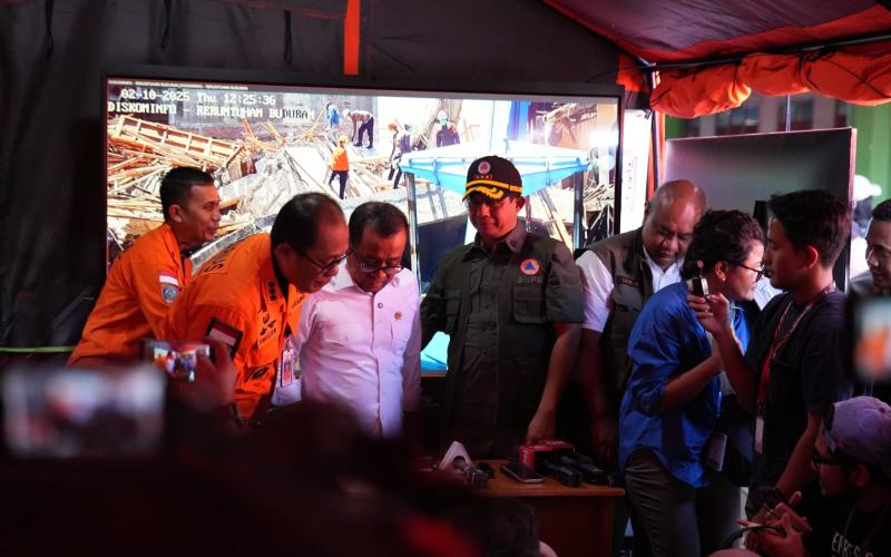 Menko PMK Tinjau Runtuhnya Musholla Ponpes Sidoarjo, Tegaskan Evakuasi Dilakukan dengan Penuh Kehati-hatian