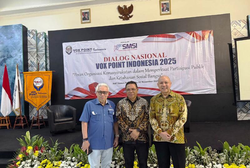 Serian bersama Ketum Permabudhi Philip K. Widjaja dan Inosentius Samsul (Hakim MK)