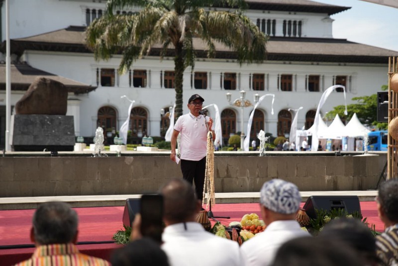 Menko PMK Dorong Seni Jadi Sumber Jati Diri dan Ekonomi Bangsa di Ajang Bakti Negeri Bandung