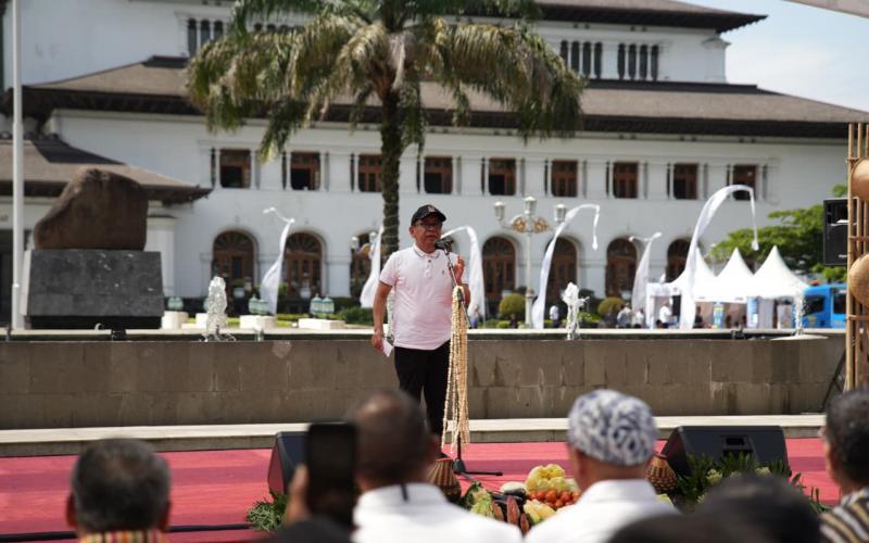 Menko PMK Dorong Seni Jadi Sumber Jati Diri dan Ekonomi Bangsa di Ajang Bakti Negeri Bandung