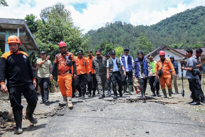 Menko PMK Tinjau Penanganan Longsor Banjarnegara, Pemerintah Percepat Evakuasi dan Percepat Evakuasi