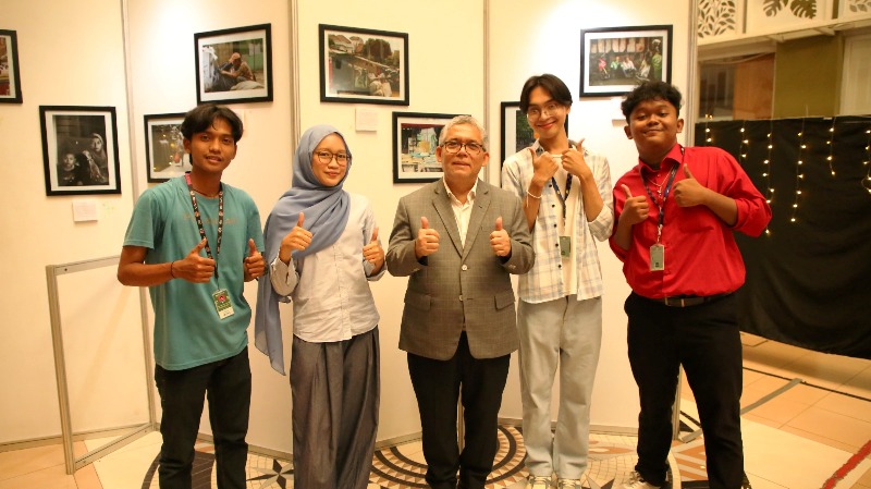 Pameran Fotografi KFTVM UPNVJ Raih Apresiasi Rektor: Prof. Anter Venus Bagikan Hadiah Langsung