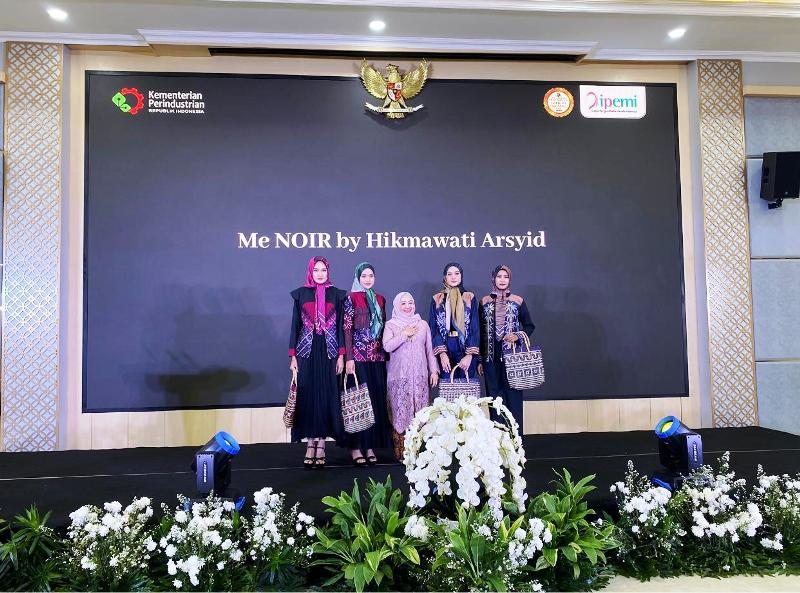 Desainer IPEMI Semarakkan Panggung Fashion Show di Anugerah Perempuan Inspirasi Indonesia 2025
