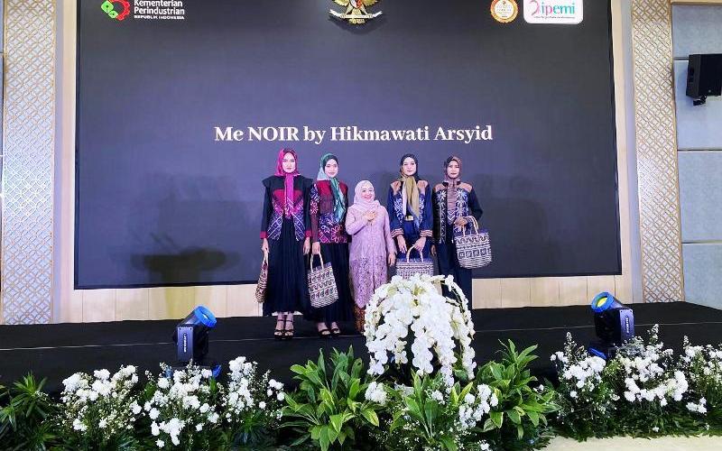 Desainer IPEMI Semarakkan Panggung Fashion Show di Anugerah Perempuan Inspirasi Indonesia 2025