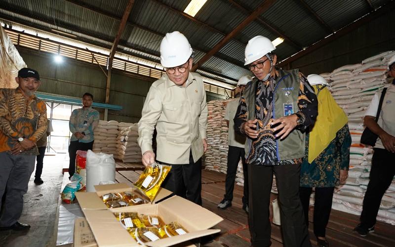 Pastikan Stabilitas Harga dan Ketersediaan Pangan Nataru, Mendag Tinjau Pasar dan Ritel Modern Hingga Gudang Bulog di Kalimantan Barat