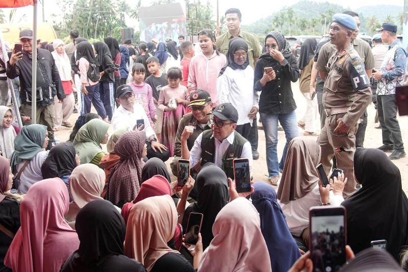 Menko PMK: Negara Hadir, Pembangunan Huntara Korban Bencana di Padang Pariaman Dipercepat