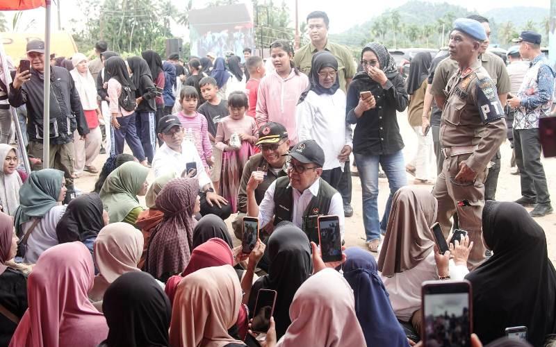 Menko PMK: Negara Hadir, Pembangunan Huntara Korban Bencana di Padang Pariaman Dipercepat