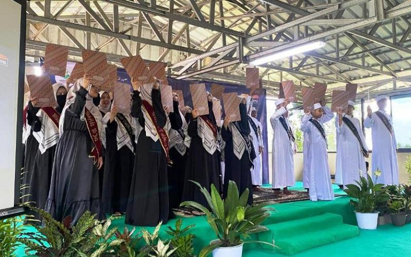 Wisuda Tahfidz Pondok Bambu Ciseeng Bogor Teguhkan Peran Pesantren Cetak Generasi Qur’ani