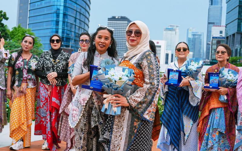 Warna-Warni Ibu Pertiwi di Halte Tosari: Transjakarta Rayakan Hari Ibu Melalui Parade Inklusi dan Pemberdayaan Perempuan