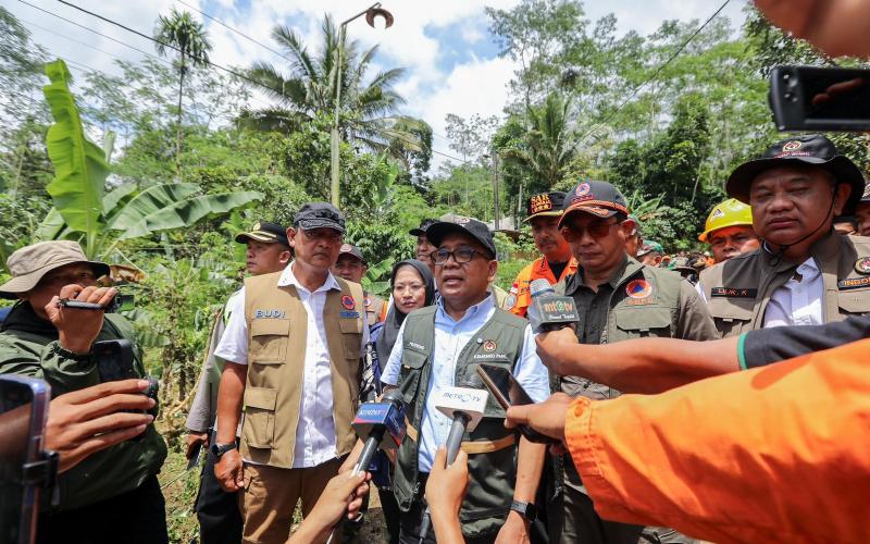 Menko PMK Koordinasi Langsung dengan Gubernur Jawa Tengah dan Kepala BNPB Tangani Bencana Tanah Bergerak di Tegal