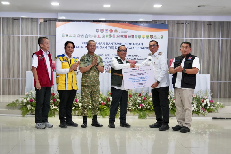 Menko PMK Serahkan Stimulan Perbaikan Rumah bagi 86 KK Terdampak Banjir dan Longsor di Tapanuli Utara