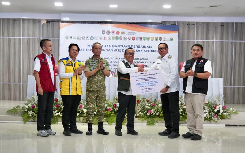 Menko PMK Serahkan Stimulan Perbaikan Rumah bagi 86 KK Terdampak Banjir dan Longsor di Tapanuli Utara