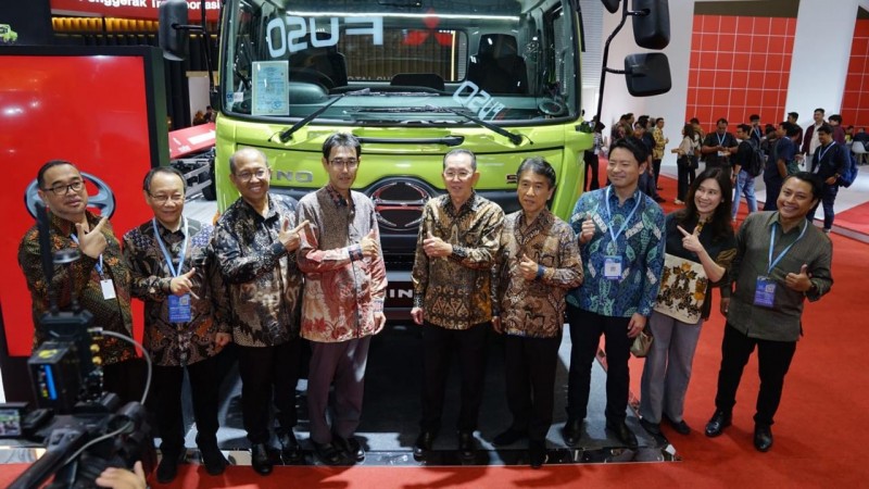 Hino Tawarkan Bus 4x4 Terbaru untuk Kondisi Medan Berat dan Ekstrem di GIICOMVEC 2026