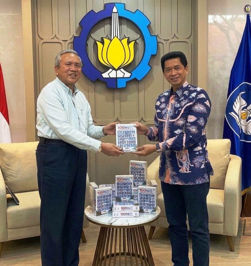 ITS Luncurkan 100 Kisah Alumni, Menegaskan Jejak Kampus Tak Berhenti di Wisuda