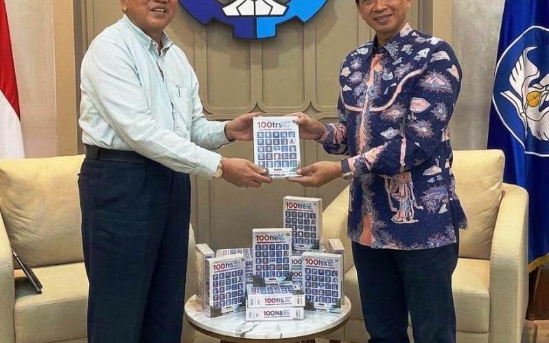 ITS Luncurkan 100 Kisah Alumni, Menegaskan Jejak Kampus Tak Berhenti di Wisuda