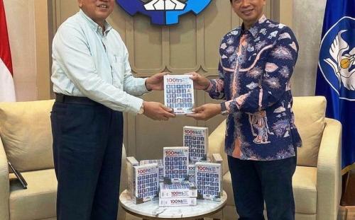 ITS Luncurkan 100 Kisah Alumni, Menegaskan Jejak Kampus Tak Berhenti di Wisuda