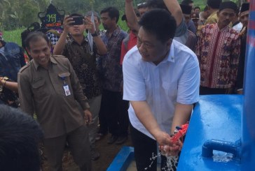 FOTO Ridwan Hisjam Serahkan Bantuan Sumur Bor di Malang