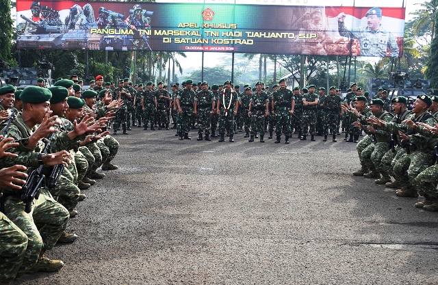 FOTO Panglima TNI Pimpin Apel Khusus 1.500 Prajurit Kostrad