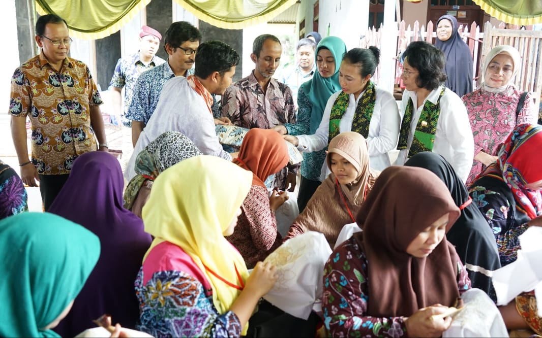 OASE Kunjungi Pusat Pelatihan Pengrajin Batik Kampung Podhek Pamekasan