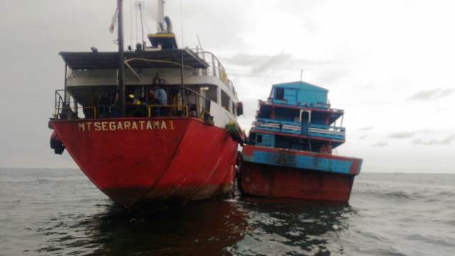 FOTO Bakamla Amankan 2 Kapal Sedang Transfer BBM Ilegal