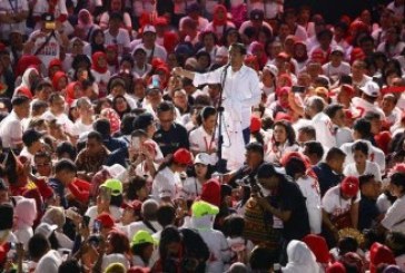 Jokowi Keliling Swafoto Bersama Massa Alumni SMA Se-Jakarta