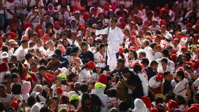 Jokowi Keliling Swafoto Bersama Massa Alumni SMA Se-Jakarta