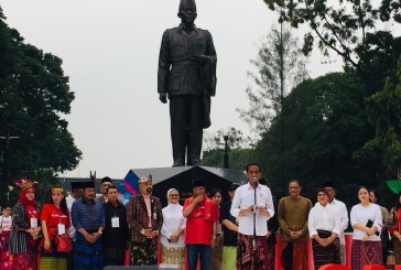 Jokowi Ajak Masyarakat Budayakan Memakai Sarung