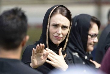 Pakai Jilbab, PM Wanita Ikut Lihat Sholat Jumat Pertama