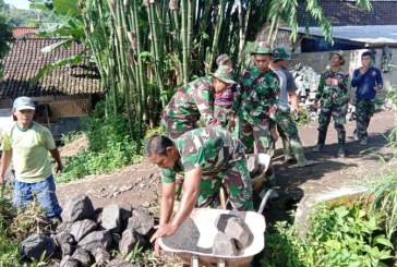 FOTO Prajurit TNI Bantu Rakyat Benahi Drainase