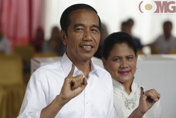 Sebelum Mencoblos Jokowi Main Bersama Cucu