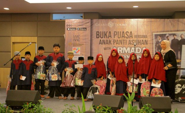 Anak yatim hadir dalam acara Buka Puasa Bersama dan Santunan Anak Yatim yang diselenggarakan Grand Tjokro Premiere Bandung