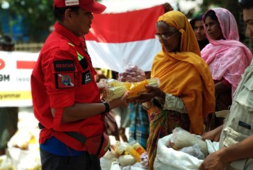 Ramadhan, Relawan Indonesia Distribusikan Puluhan Ribu Paket Sembako untuk Muslim Rohingya