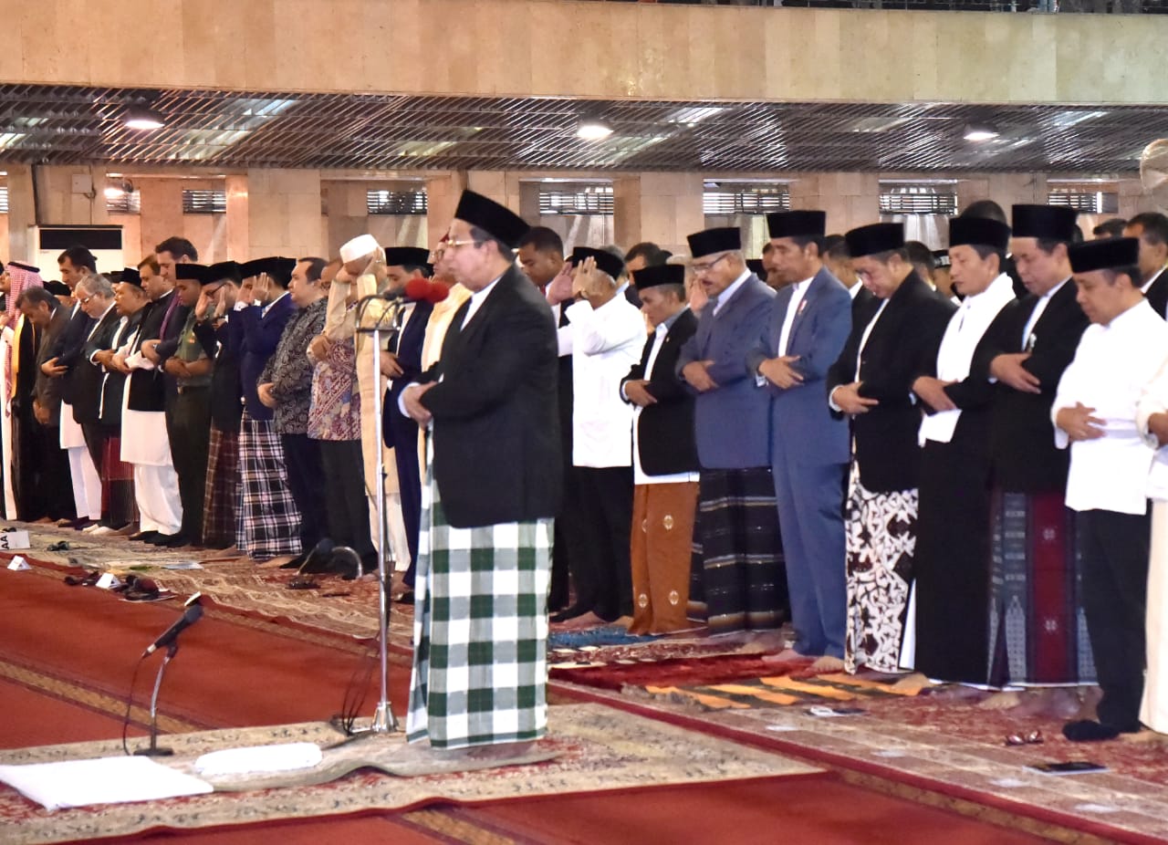 Jokowi dan  Ibu Negara Iriana Salat Id di Masjid Istiqlal