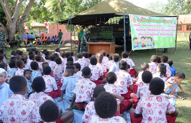 Cerdas! Perpustakaan Keliling TNI di Sekolah Perbatasan